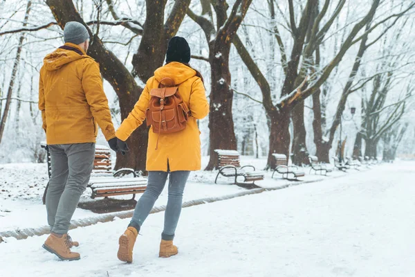 Pärchen Spazieren Durch Den Verschneiten Stadtpark Und Unterhalten Sich Romantisches — Stockfoto