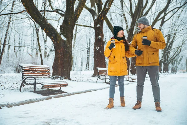 Casal Andando Pelo Parque Cidade Nevada Falando Socialização Encontro Romântico — Fotografia de Stock