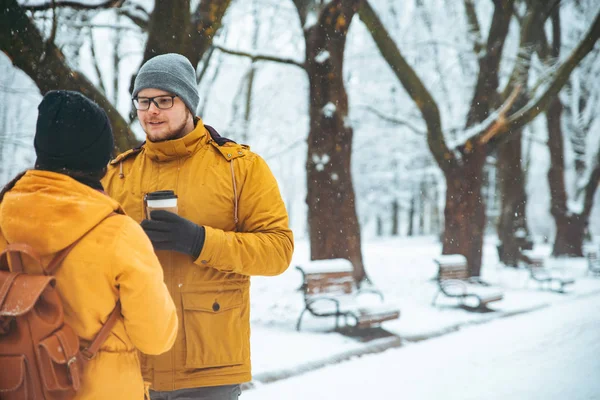 Pár Mluvit City Parku Muž Flirtovat Ženou Pití Kávy Jít — Stock fotografie