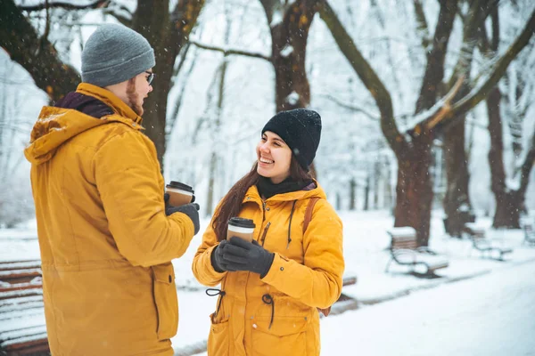 Pareja Hablando Ciudad Parque Hombre Coqueteando Con Mujer Bebiendo Café — Foto de Stock