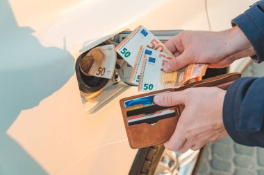 adam euro cüzdan olsun ve araba tanka koyun. benzin fiyat artışı. benzin istasyonu kavramı