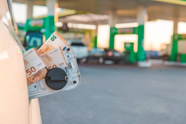 Araba tank benzin istasyonunda arka plan üzerinde Euro para. Kopyalama alanı kavramı
