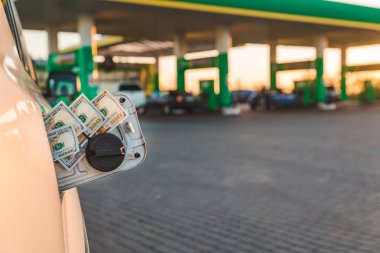 Araba tank benzin istasyonunda arka plan kopya alanı üzerinde para ile