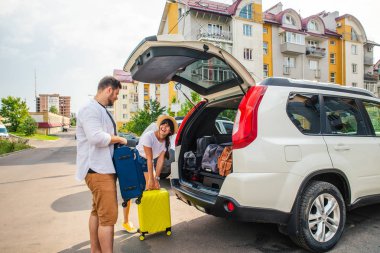 araba seyahat kavramı. gövde Bagaj adamın yanında o kadınla içinde açıldı. araba yolculuğu