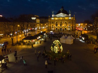 Eski Avrupa şehri gecede güzel cityscape. havadan görünümü