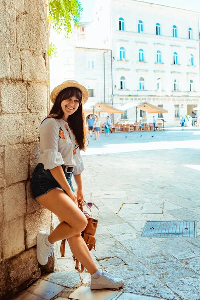 Mulher Andando Por Ruas Apertadas Kotor Monten — Fotografia de Stock