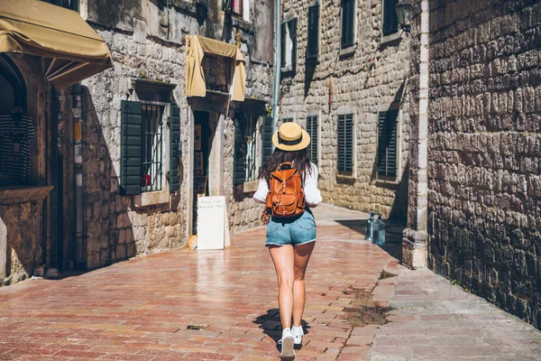 Frau Läuft Bei Sonnigem Wetter Durch Die Stadt Kotor Blick — Stockfoto