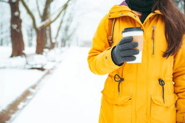 Frau Hält Winter Tasse Kaffee Draußen — Stockfoto