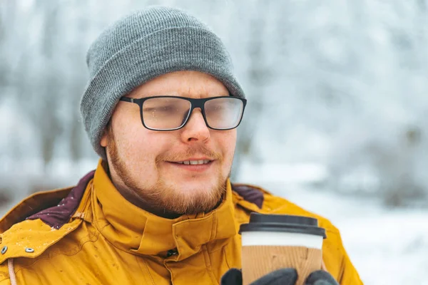 Člověk Pít Kávu Jít Ven Sněžilo Zimního Dne Zamžily Brýle — Stock fotografie