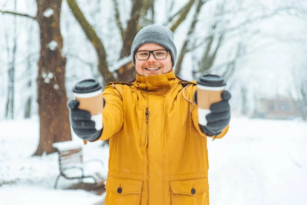 Uomo Portare Caffè Andare Gli Amici Nel Parco Della Città — Foto Stock