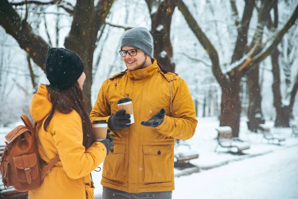 남자에가 커피를 마시는 겨울에 따뜻하게 — 스톡 사진