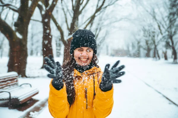 Mujer Jugando Con Nieve Parque Ciudad Nevada Tiempo Invierno — Foto de Stock