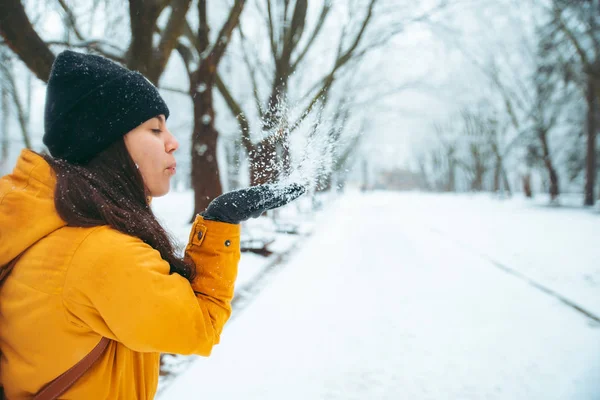 Mujer Soplando Nieve Sus Manos Parque Nevado Fondo Concepto Temporada — Foto de Stock