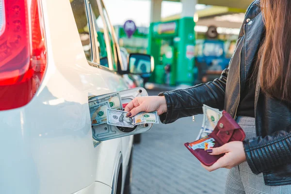 Vrouw Met Portefeuille Breng Geld Auto Tank Auto Tanken Concept — Stockfoto