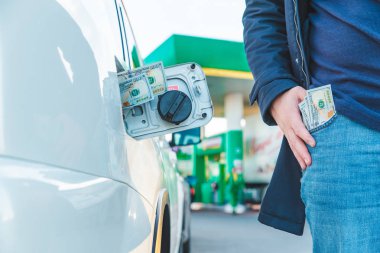 para araba tank. dolar adam cebinde. benzin fiyat zammı kavramı