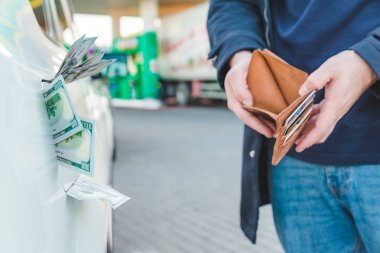adam boş cüzdan ile ayakta. Araba tank dolar para. benzin istasyonu kavramı
