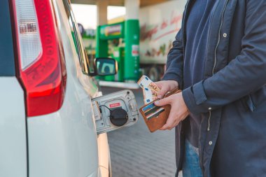 adam euro cüzdan olsun ve araba tanka koyun. benzin fiyat artışı. benzin istasyonu kavramı
