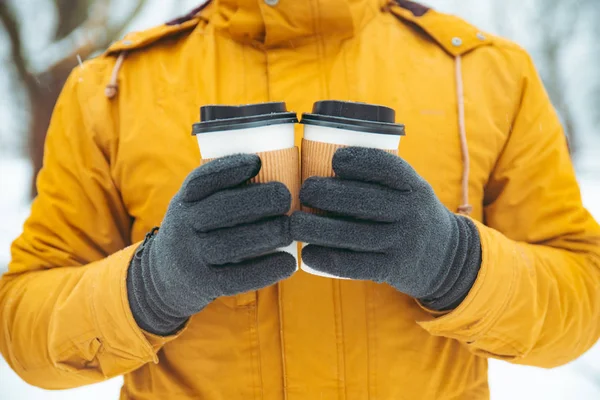 Man Met Twee Kopjes Koffie Gaan Opwarmen Winterdag Vrienden Zorg — Stockfoto