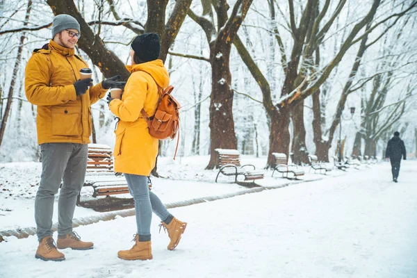 Casal Andando Pelo Parque Cidade Nevada Falando Socialização Encontro Romântico — Fotografia de Stock