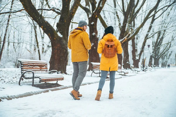 Pareja Caminando Por Parque Ciudad Nevada Hablando Socializando Cita Romántica — Foto de Stock