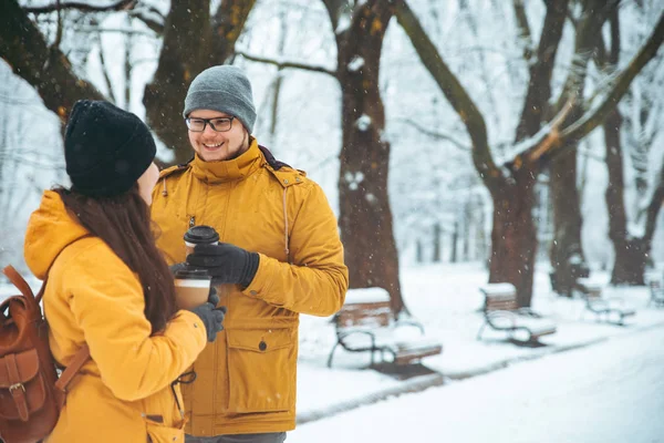 Pár Mluvit City Parku Muž Flirtovat Ženou Pití Kávy Jít — Stock fotografie