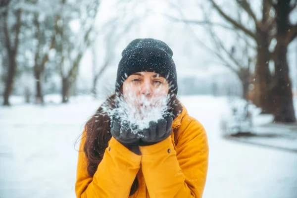 Donna Che Soffia Neve Dalle Mani Parco Innevato Sullo Sfondo — Foto Stock