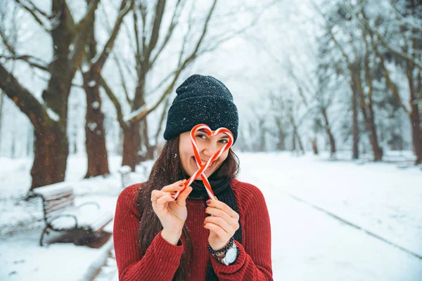 Vrouw Hartsymbool Met Kerstmis Snoep Buiten Winter Gesneeuwde Park Concept — Stockfoto