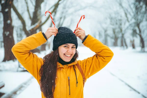 Молодая Женщина Играет Снежном Городском Парке Концепция Рождественских Конфет — стоковое фото