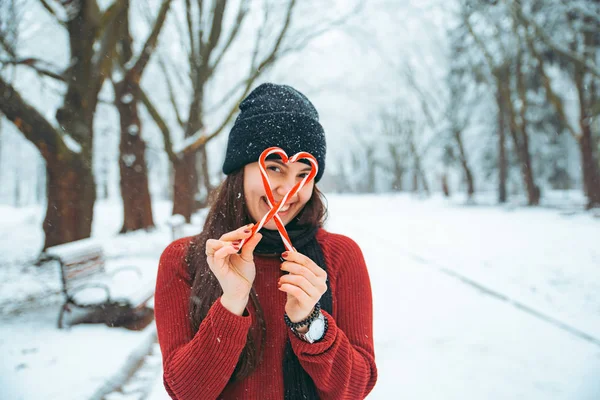 Vrouw Hartsymbool Met Kerstmis Snoep Buiten Winter Gesneeuwde Park Concept — Stockfoto