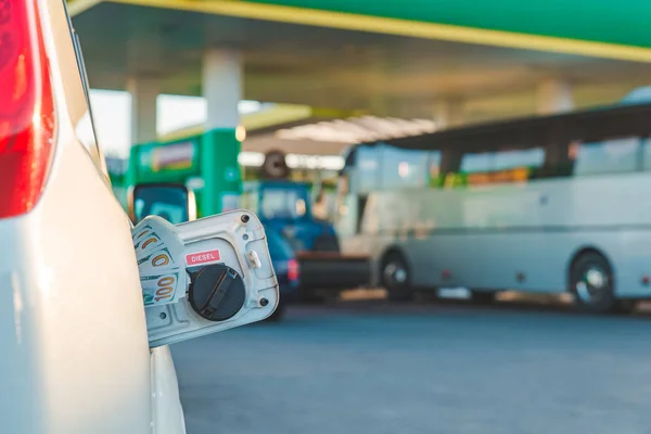 Auto Met Geld Tank Gas Station Achtergrond Kopie Ruimte — Stockfoto