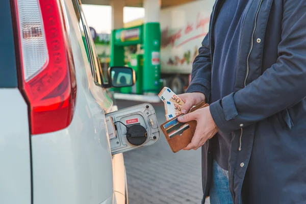 Man Get Euro Uit Portemonnee Tank Van Auto Gesteld Benzine — Stockfoto