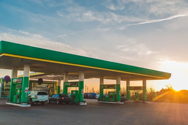 benzin istasyonu geniş görüş günbatımı kopya alanı üzerinde