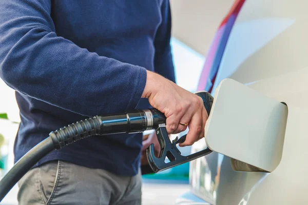 Het Tanken Van Auto Bij Tankstation Klaar Voor Lange Weg — Stockfoto