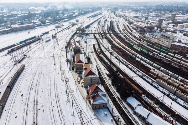 Tren yolu kuş bakışı kış günü içinde. alt üstten görünüm.