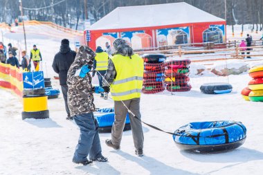 kar tepeden binmek için hat insanlar. Boru kar. Kış etkinliği