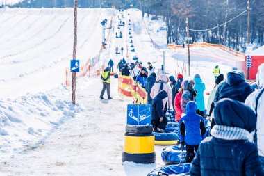 Lviv, Ukrayna - 3 Mart 2018: insanlar hat kar tepeden binmek için. Boru kar. Kış etkinliği