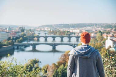 Avrupa şehri panorama manzaraya bakarak tepedeki adam. şehir seyahat kavramı