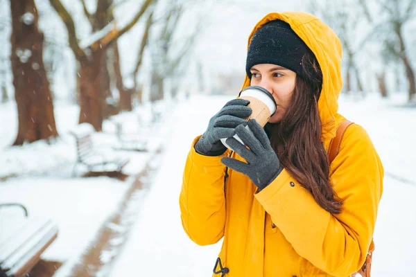 Femme Buvant Café Extérieur Dans Parc Portrait Boire Hiver Concept — Photo