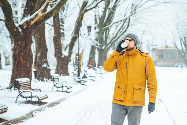 Hombre Bebiendo Café Parque Ciudad Estilo Vida Casual Invierno Nevado — Foto de Stock