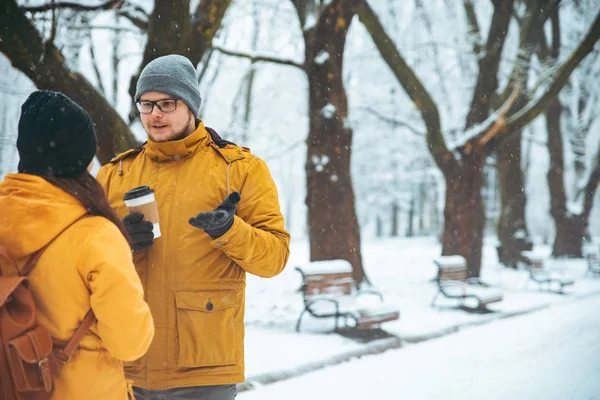 Pár Mluvit City Parku Muž Flirtovat Ženou Pití Kávy Jít — Stock fotografie