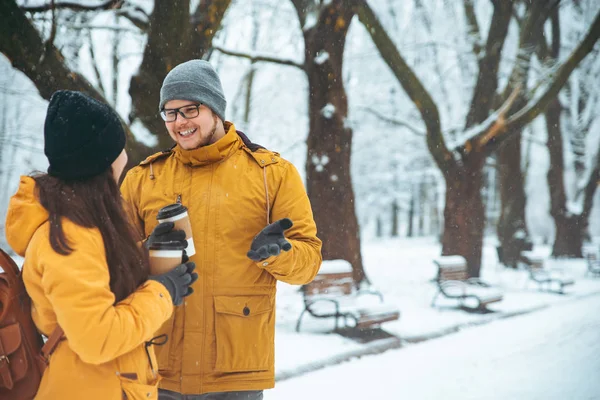 Pareja Hablando Ciudad Parque Hombre Coqueteando Con Mujer Bebiendo Café —  Fotos de Stock