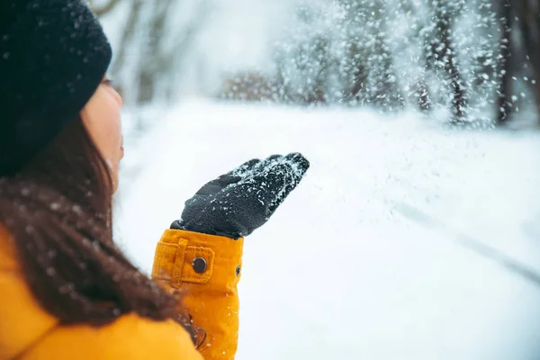 Mujer Soplando Nieve Sus Manos Parque Nevado Fondo Concepto Temporada — Foto de Stock