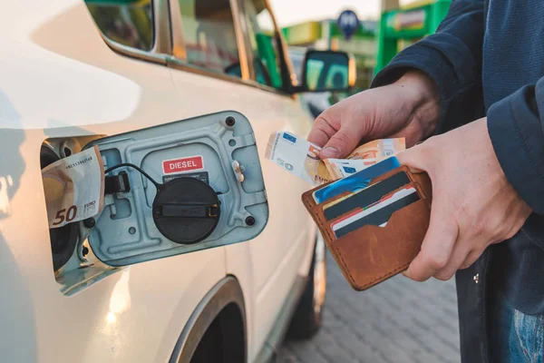 Man Get Euro Uit Portemonnee Tank Van Auto Gesteld Benzine — Stockfoto