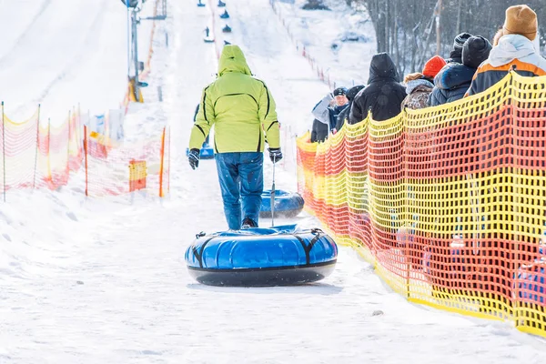 Lvov Ukrajina Března 2018 Lidé Řadě Jezdit Snow Hill Snowtubing — Stock fotografie