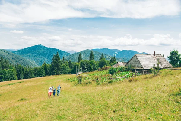 Carpathian Mountains Ucrânia Agosto 2018 Família Três Pessoas Caminhando Pelas — Fotografia de Stock