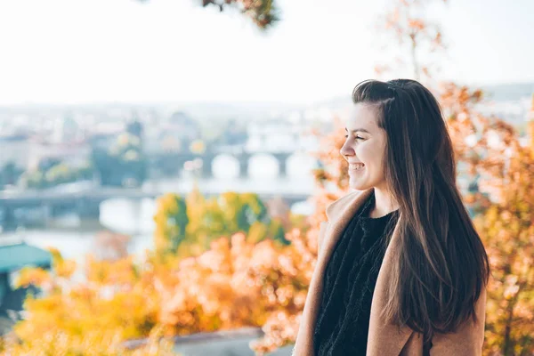 Junge Erwachsene Frau Mantel Schönes Prag Hintergrund Einem Herbstlich Glänzenden — Stockfoto