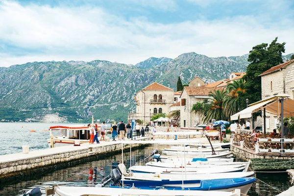 Boot Der Kotor Bucht Schönes Meer Mit Bergen Hintergrund Kopierraum — Stockfoto