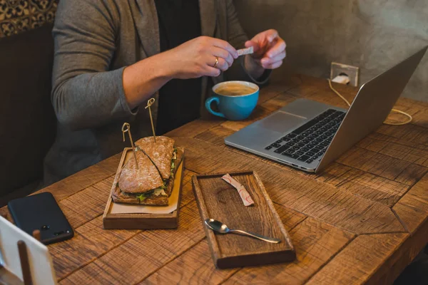 Ember Kezét Dolgozik Laptop Kávézóban Kávét Iszik Szendvicset Eszik Életmód — Stock Fotó