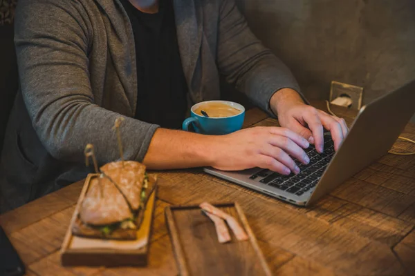 Man Hands Working Laptop Cafe Eating Sandwich Drinking Coffee Lifestyle — Stock Photo, Image