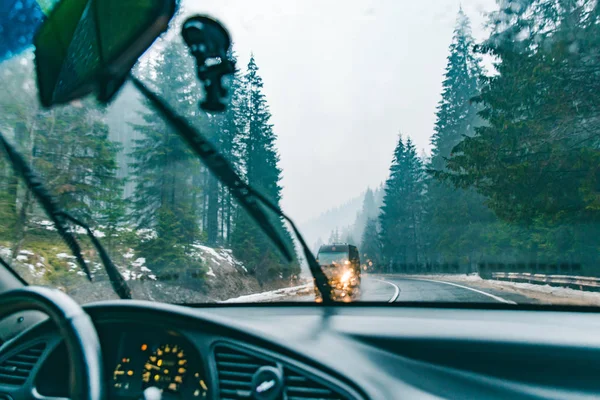 Вождение Снежным Горам Дороги Автомобиле — стоковое фото